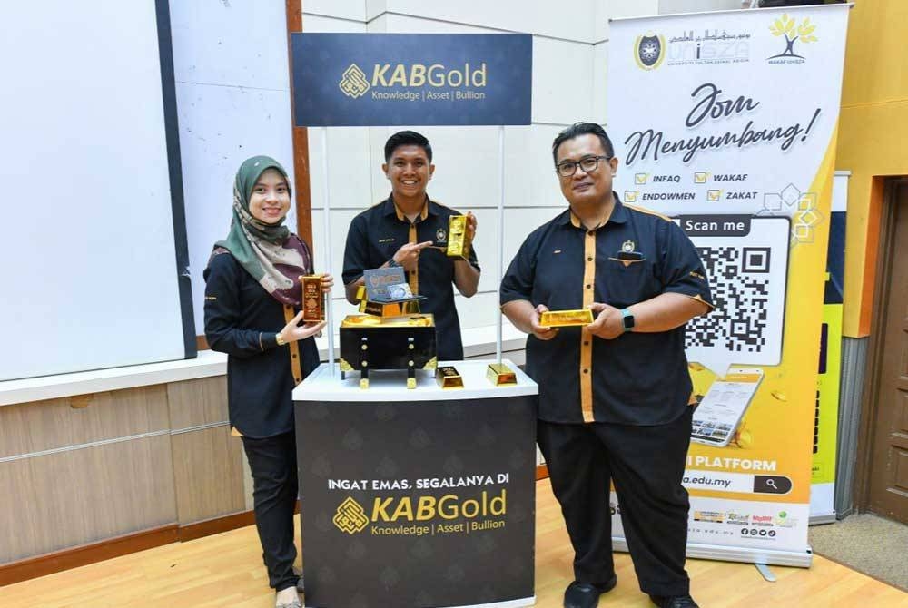 Warga UniSZA menunjukkan koleksi unit jongkong emas alumni edisi terhad