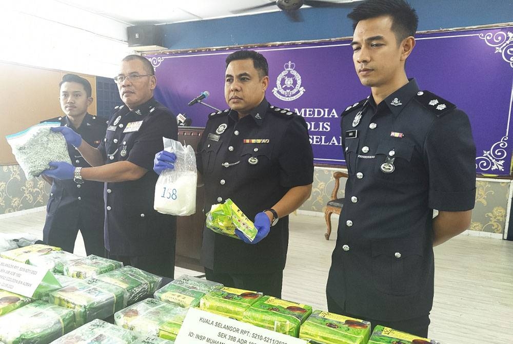 Ramli (dua dari kiri) menunjukkan dadah dirampas dalam sidang media di IPD Kuala Selangor pada Isnin.