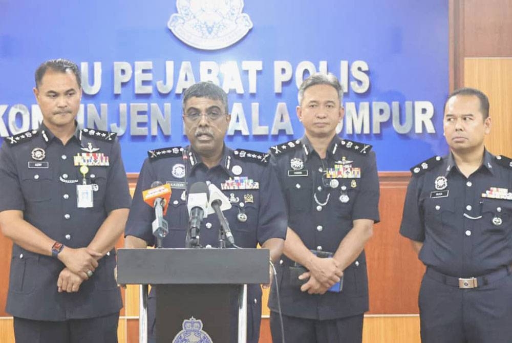 Allaudeen (dua dari kanan) pada sidang akhbar di ibu negara.