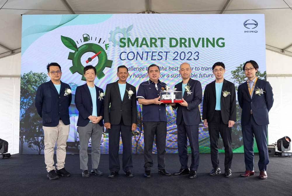 Anthony Loke (tengah) menerima plak daripada Uchiyama pada majlis Hino Smart Driving Contest di Hino Total Support Customer Centre, Sendayan di Seremban.