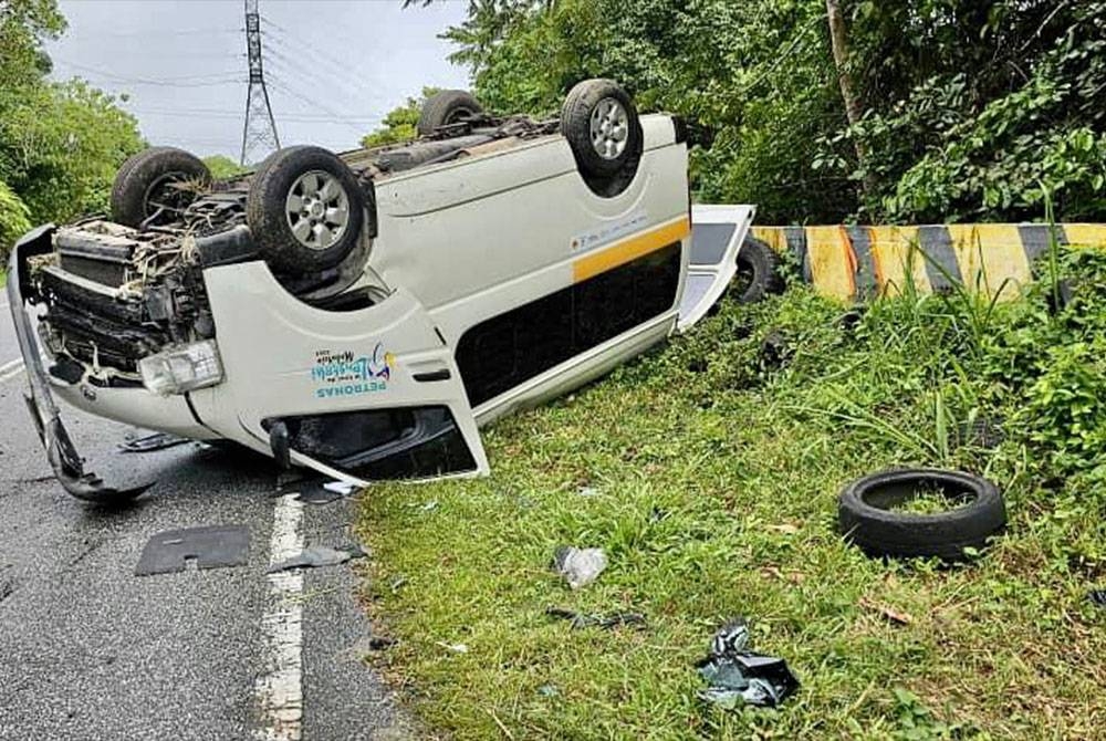 Keadaan van yang terbalik selepas insiden kemalangan di Jeli pagi tadi.