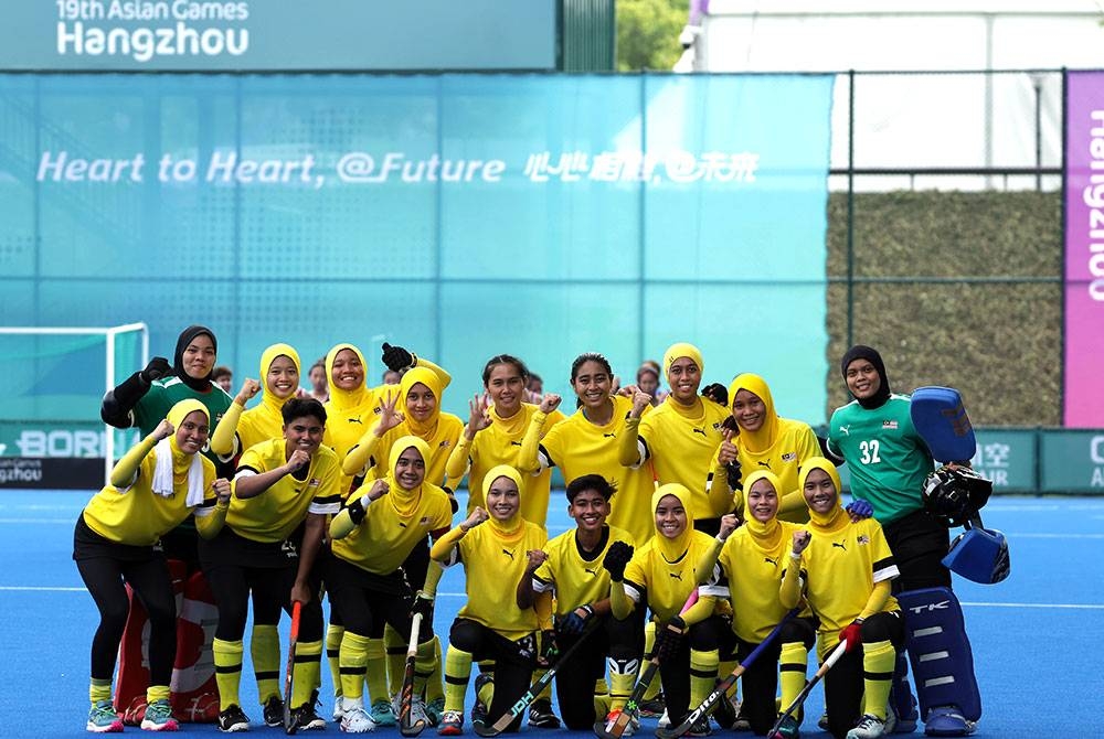 Skuad pemain Hoki Wanita Negara bergambar selepas perlawanan menentang pasukan Hong Kong pada perlawanan kumpulan A, Sukan Asia Hangzhou 2022 di Stadium GongShu Canal hari ini.- Foto Bernama