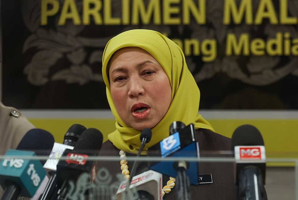 Nancy Shukri. - Foto Bernama.