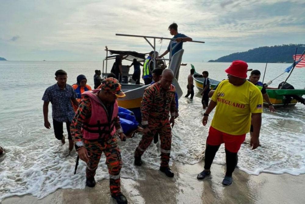 Mayat mangsa ditemui kira-kira 50 meter dari lokasi hilang pada jam 5.29 petang ketika operasi digerakkan pasukan mencari dan menyelamat (SAR). Foto: Bomba Perak