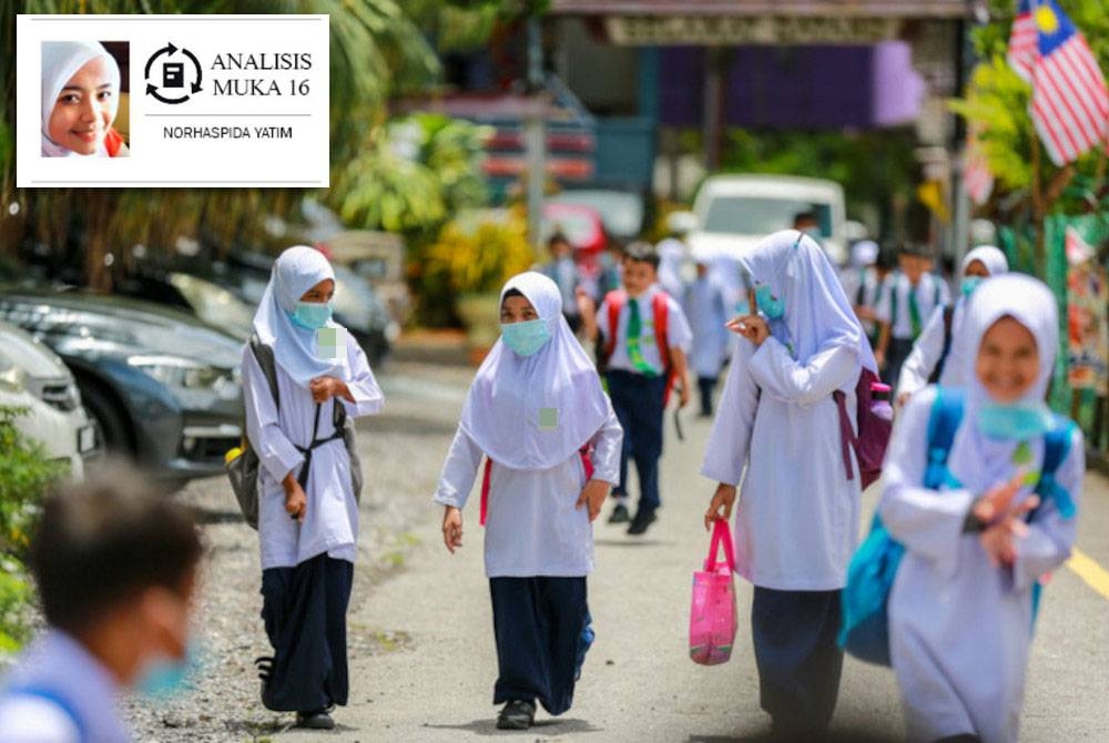 Terdapat sesetengah peniaga yang mengambil kesempatan menjual jajan di hadapan sekolah hampir setiap hari pada waktu persekolahan. Gambar hiasan.