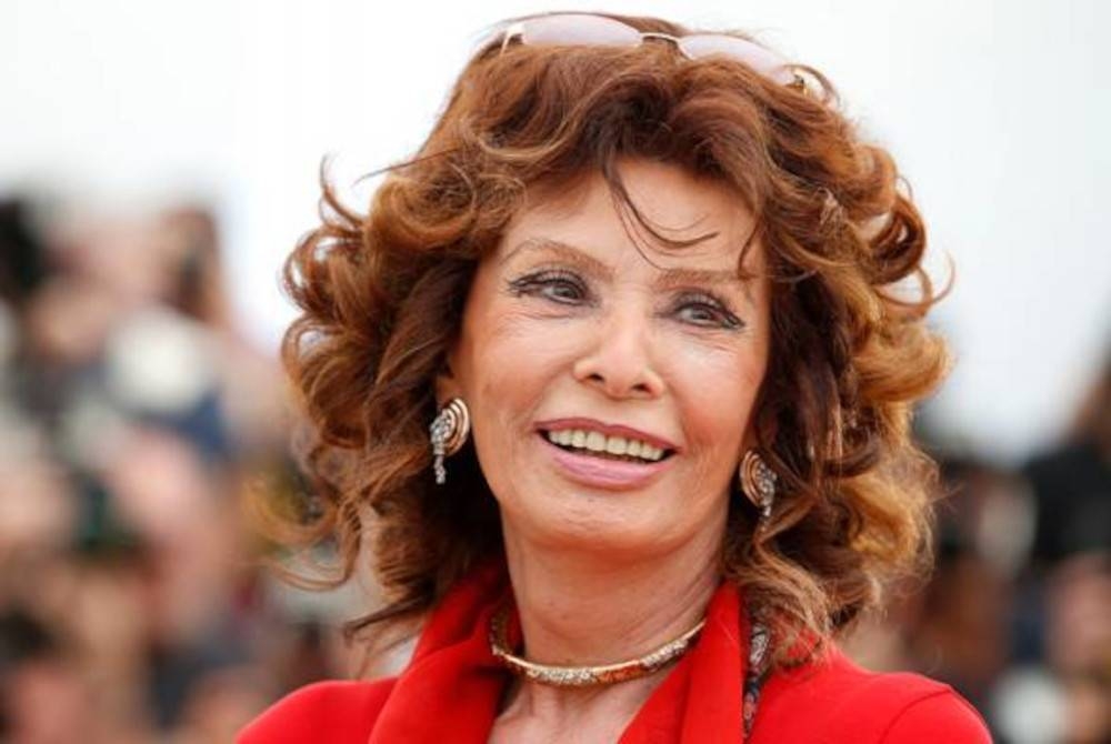 Sophia Loren dikejarkan ke hospital dan terpaksa menjalani pembedahan kecemasan selepas terjatuh dalam bilik air di kediamannya di Geneva, Switzerland.