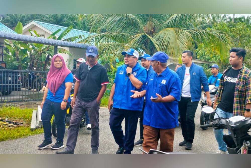 Amizar (tengah) ketika melakukan Ziarah Kasih di Agropolitan Chemomoi pada Isnin.