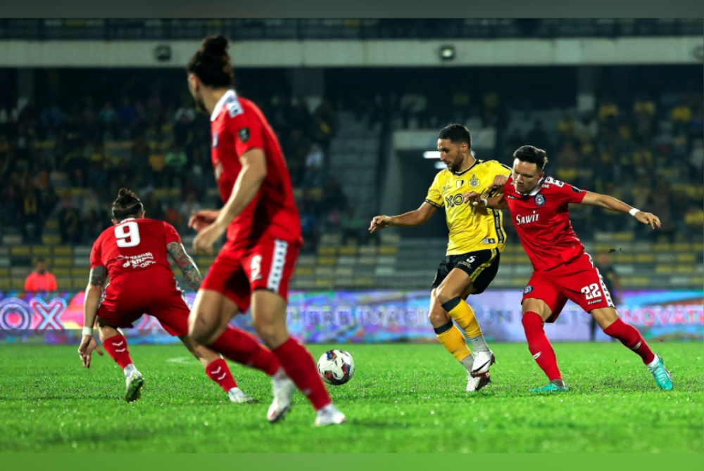 Pemain Perak FC, Luciano Guaycochea (dua dari kanan) mengawal bola ketika bertemu pasukan Sabah FC dalam saingan Piala Malaysia 2023 di Stadium Perak. - Foto Bernama