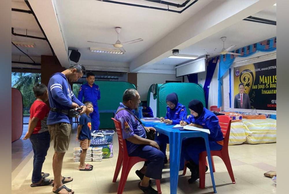 PPS SMK Changlun dibuka sejak malam Isnin susulan paras air semakin meningkat. - Foto APM