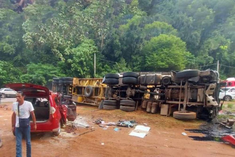 Kemalangan membabitkan lima kenderaan di Kilometer 5, Jalan Segamat-Kuantan, Johor, pada 1 Sept lalu mengakibatkan enam beranak maut. - Facebook Balai Bomba & Penyelamat Segamat