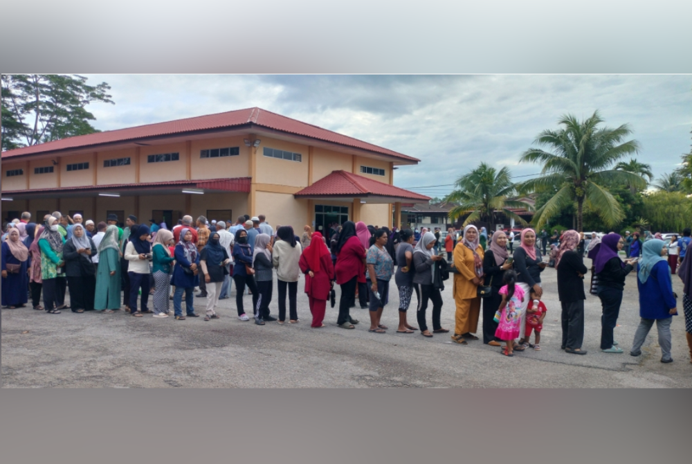 Orang ramai menunggu sejak awal di pekarangan Dewan Serbaguna Masjid Sultan Abdul Halim Sungai Petani bagi membeli beras 5kg dengan harga RM1 sekampit.