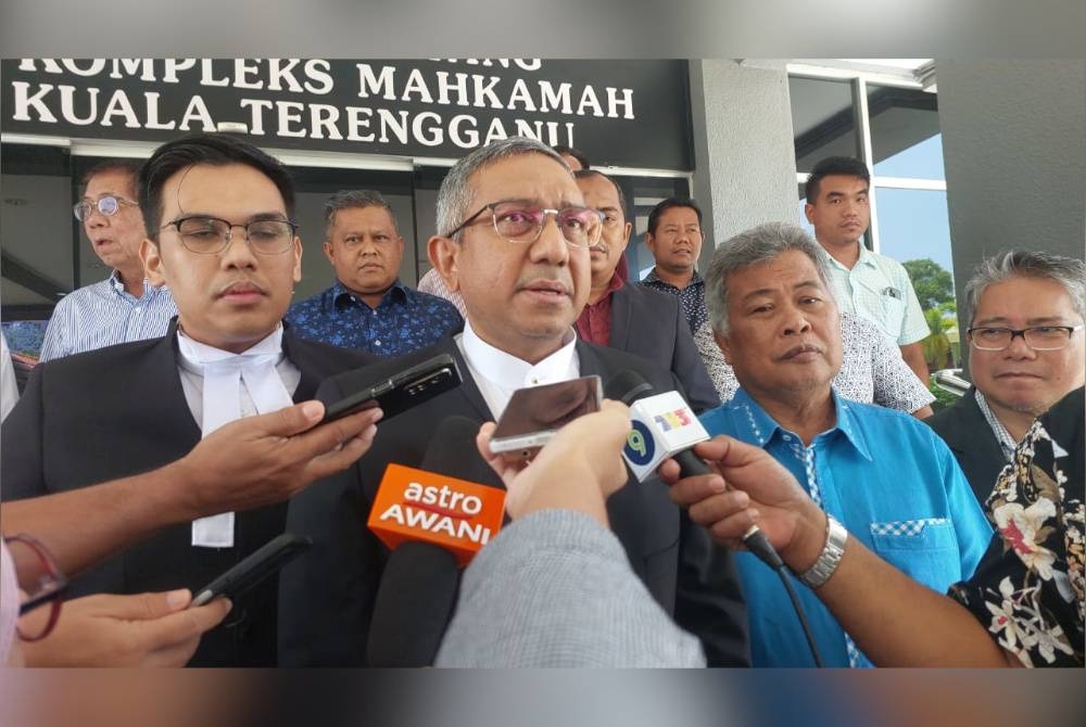 Hafarizam (tengah) ketika sidang akhbar di Mahkamah Kuala Terengganu pada Selasa.