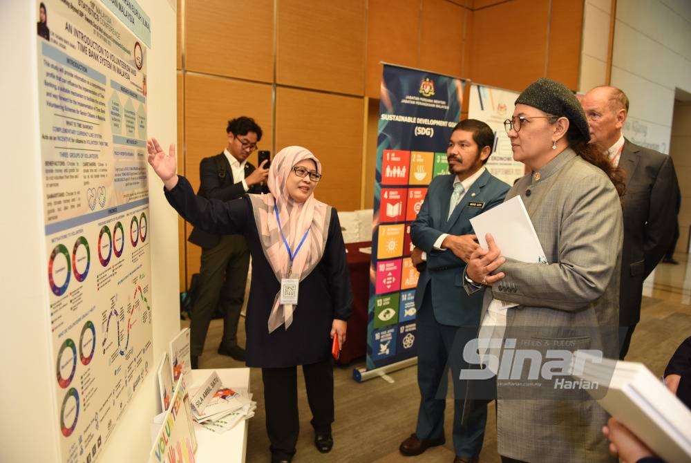 Hanifah Hajar (kanan) melawat reruai pameran diiringi Mohd Uzir (tiga dari kiri) dan Richard (dua dari kanan) di Sasana Kijang, Bank Negara Malaysia pada Selasa. - FOTO MOHD RAFIQ REDZUAN HAMZAH