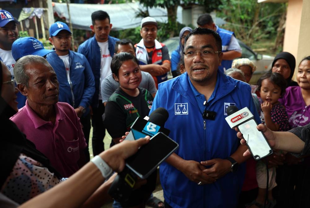 Amizar ketika bertemu pengamal media selepas menyantuni komuniti Orang Asli di Kampung Ulu Semei sempena kempen PRK DUN Pelangai. - Foto Bernama