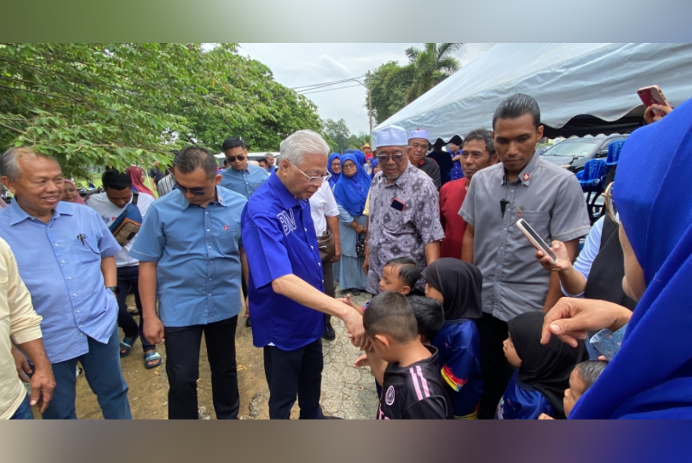 Ismail Sabri menyantuni penduduk Felda Sungai Kemahal pada Selasa.