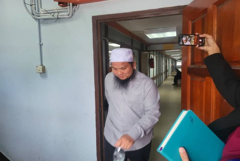 Ebit Lew ketika hadir ke Mahkamah Majistret Tenom.