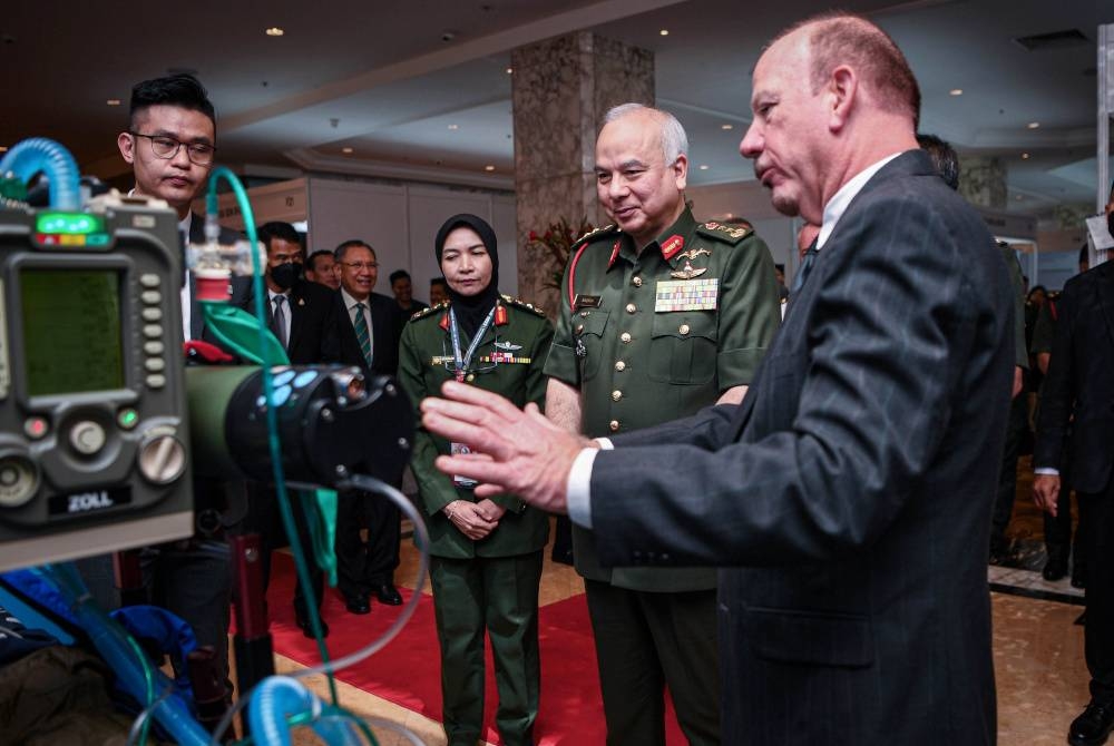 Sultan Nazrin Shah (dua dari kanan) berkenan mendengar penerangan daripada Pengarah ZOLL Medical Corporation, an Asahi Kasei Group Company, Dane Davis (kanan) ketika melawat pameran pada majlis pembukaan Persidangan Indo-Pacific Military Health Exchange (IPMHE 2023) di ibu negara hari ini. - Foto Bernama