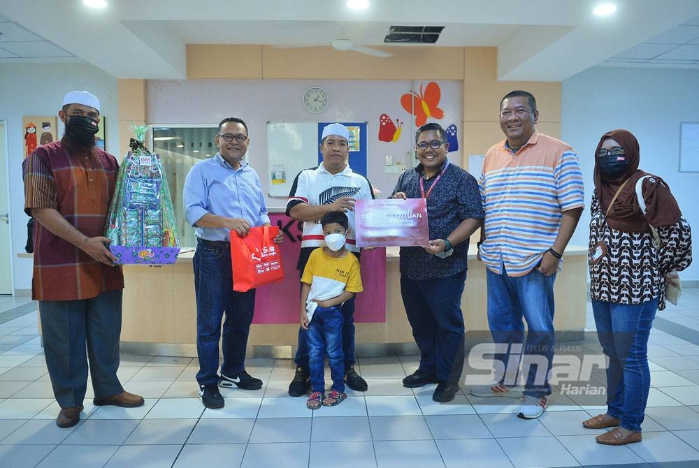 Zambri (tiga dari kanan) dan Nik Justin (dua dari kanan) menyerahkan sumbangan Tabung Bantuan Adik Sufi Syafrina kepada bapa Sufi Syafrina, Mohd Shafiq Idrus (tiga dari kiri) di Hospital Tunku Azizah, Kuala Lumpur pada Selasa. FOTO: Sinar Harian/ Asril Aswandi Shukor