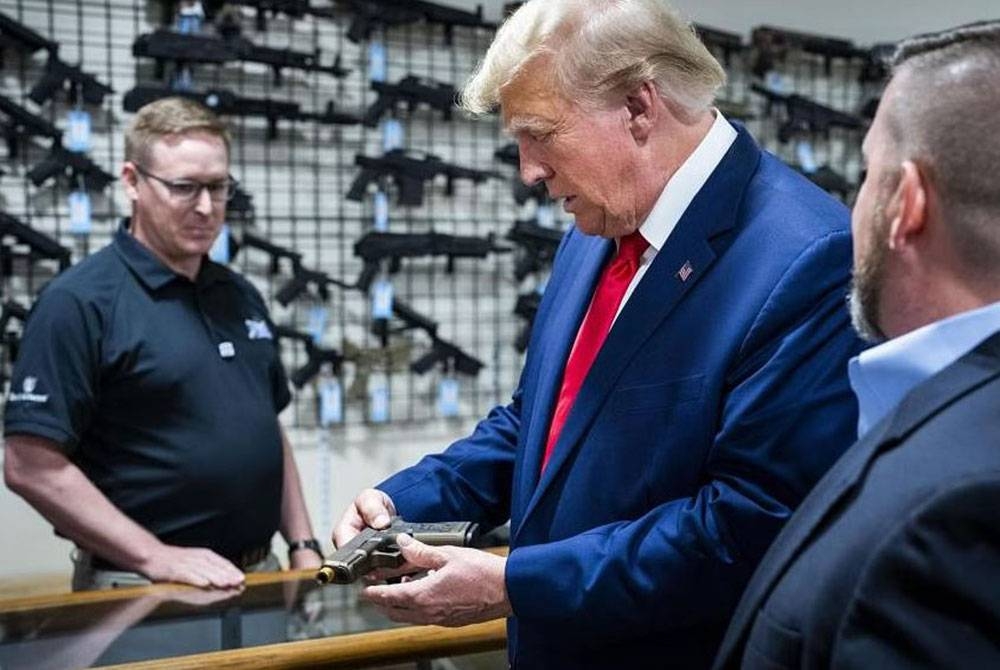 Trump menyatakan sebanyak dua kali tentang hasratnya untuk membeli pistol berkenaan. - Foto: Agensi