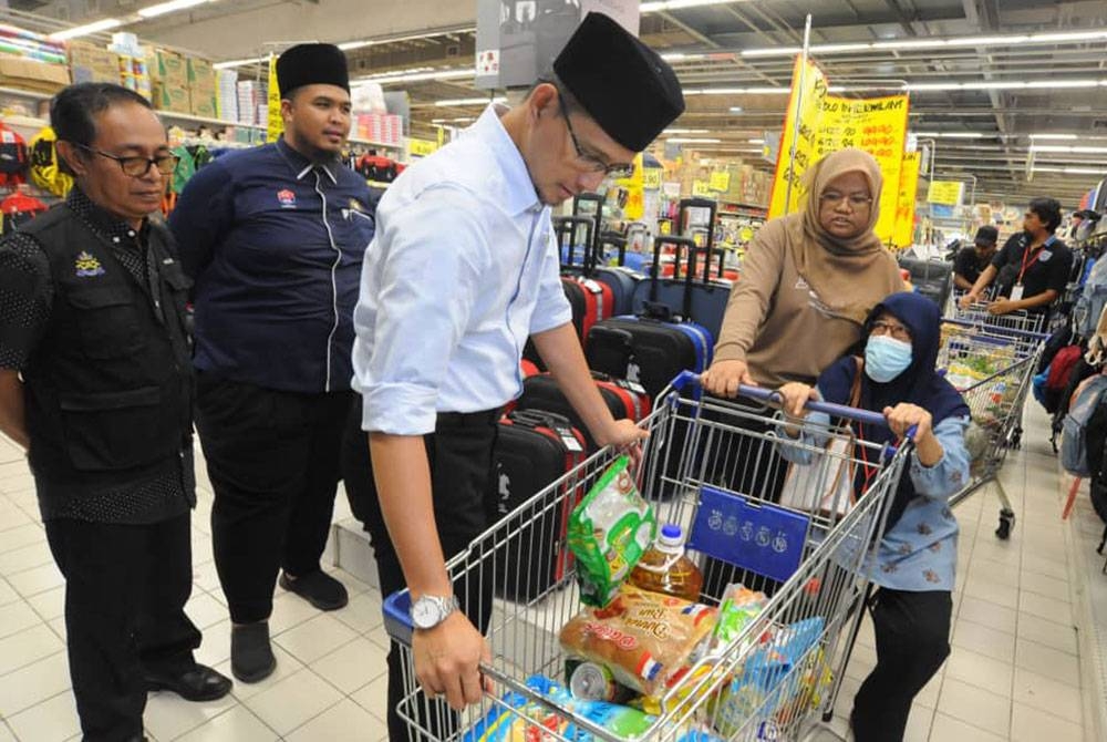 Mohd Fared beramah mesra dengan orang ramai dalam Program Dapur Asnaf MAINJ di Pasaraya Mydin di Taman Rinting, Johor Bahru pada Selasa.