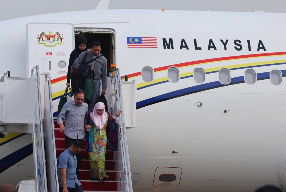 Anwar dan Wan Azizah sejurus tiba di Kompleks Bunga Raya KLIA hari ini. - Foto Bernama 