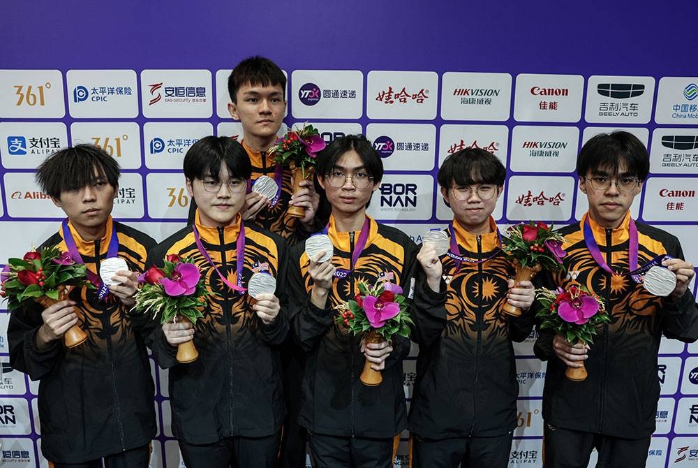 Pasukan E-sukan negara meraih pingat Perak selepas menentang pasukan China pada pusingan akhir Arena of Valor sempena Temasya Sukan Asia Hangzhou 2022 di Pusat E-sukan Hangzhou,China malam ini. - Foto Bernama