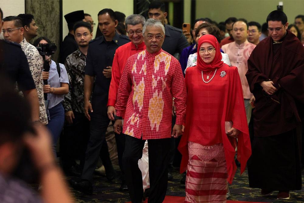 Al-Sultan Abdullah dan Tunku Azizahberkenan berangkat pada Majlis Santapan Malam Festival Tanglung Perpaduan Cina 2023 di sebuah hotel malam ini. - Foto Bernama