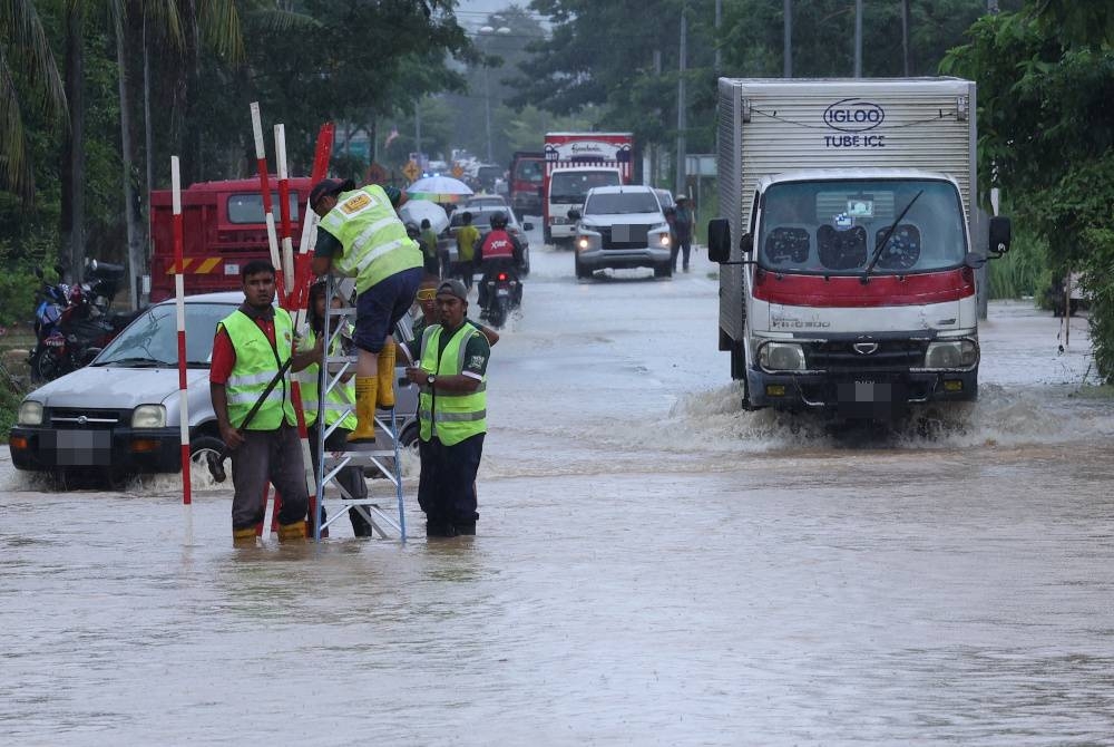 Hujan berterusan menyebabkan beberapa kawasan rendah di sepanjang Sungai Laka di Changlun dinaiki air. - Foto Bernama