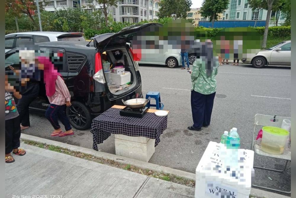 MPK mengambil tindakan kompaun terhadap penjaja yang menjalankan perniagaan tanpa lesen di bahu jalan di Tasik Gravit 8, Kota Bayuemas pada Ahad lalu.