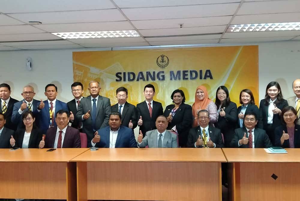 Saarani (duduk, tengah) bersama ADUN kerajaan ketika sidang akhbar di Bilik Sidang Media DUN Perak pada Rabu.