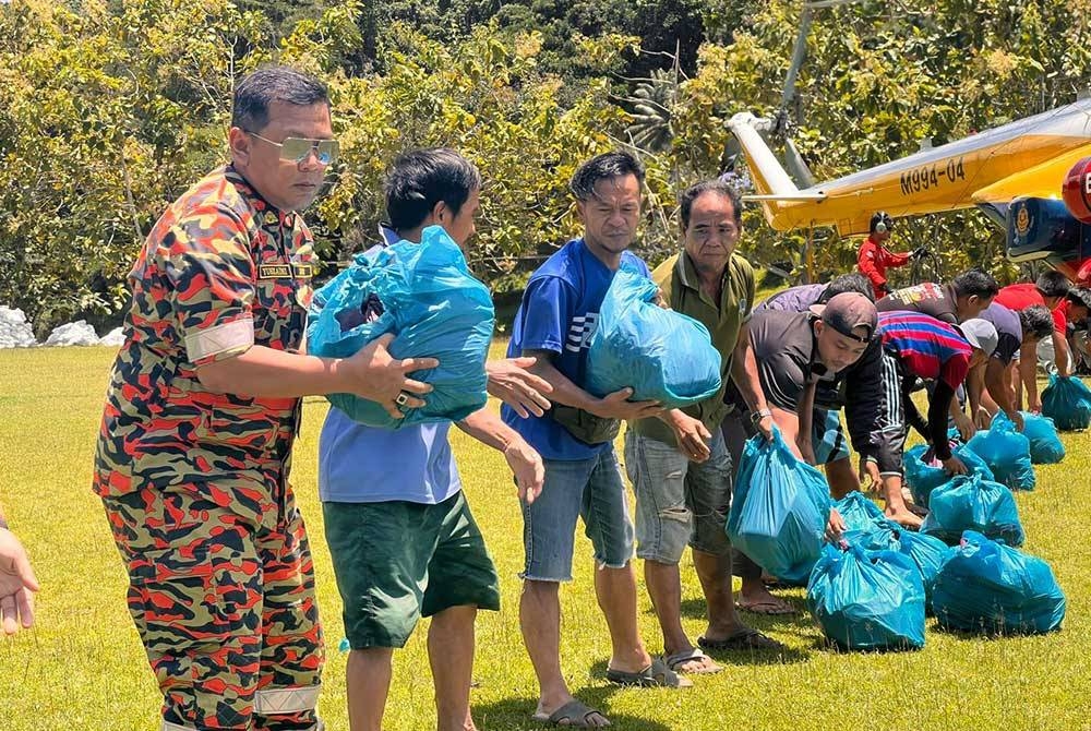 Proses penghantaran bekalan makanan kepada penduduk di Pensiangan dilakukan dengan menggunakan helikopter Mi-171 milik JBPM.