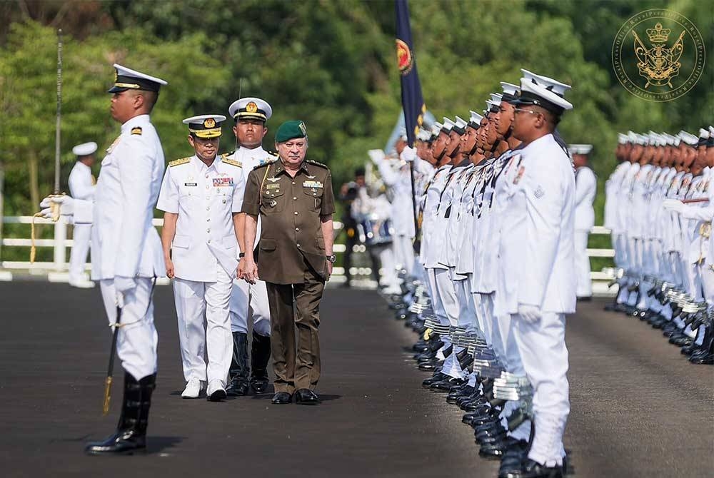 Sultan Ibrahim berkenan menyempurnakan Majlis Perasmian dan Penamaan Pangkalan TLDM Johor Bahru pada Rabu. - Foto Facebook Sultan Ibrahim