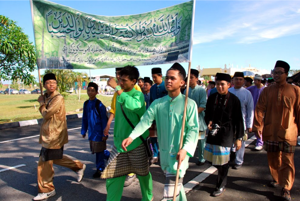 Perarakan menyambut maulid yang dilakukan oleh umat Islam ini adalah suatu perkara yang tidak bercanggah dengan syarak, malah ia merupakan kaedah bagi menzahirkan kegembiran di atas kelahiran junjungan besar Nabi kita Muhammad SAW.