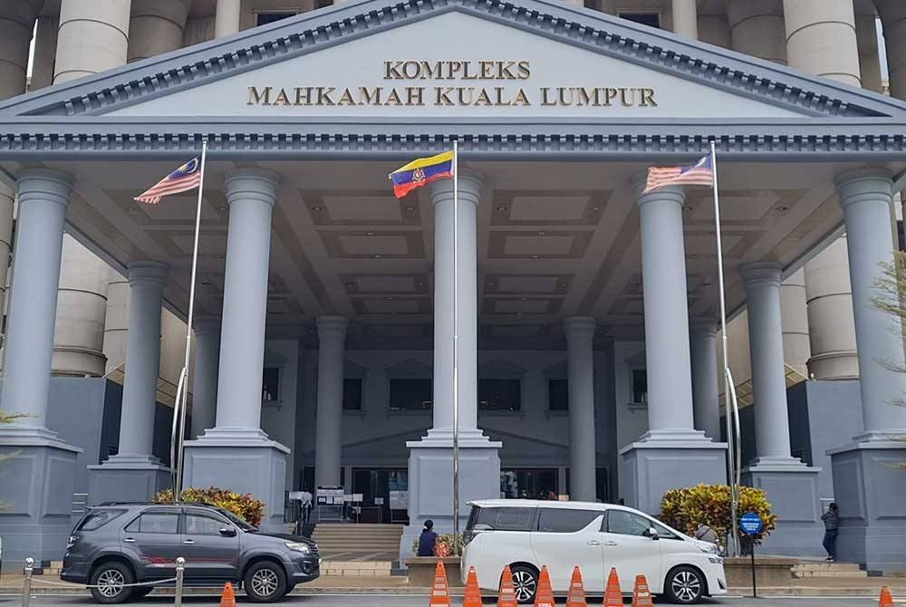 Mahkamah Sesyen di Kuala Lumpur pada Rabu menolak permohonan Choo Thiam untuk dilepas tanpa dibebaskan daripada empat pertuduhan meminta dan menerima rasuah RM15 juta bagi mendapatkan projek milik agensi di bawah KDN.