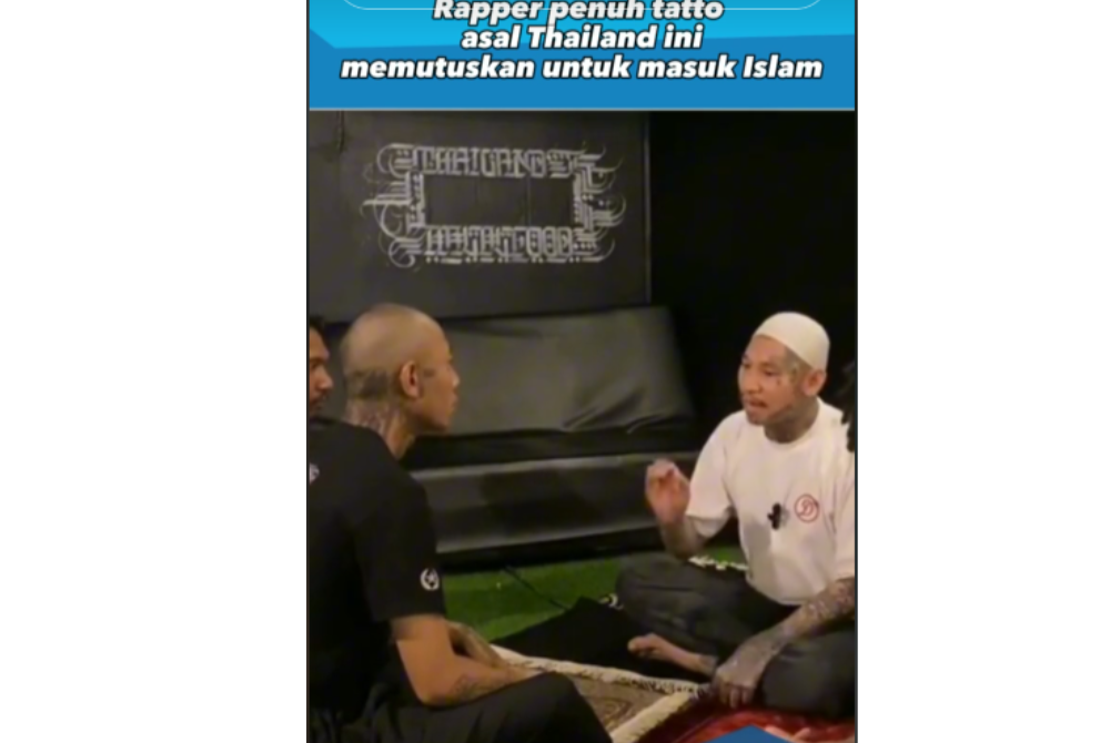 Perkongsian video yang dibuat oleh pengguna TikTok @themuslimuniverse itu memaparkan Rahboy atau RB dilihat sedang mengucap kalimah syahadah dihadapan seorang lelaki. 