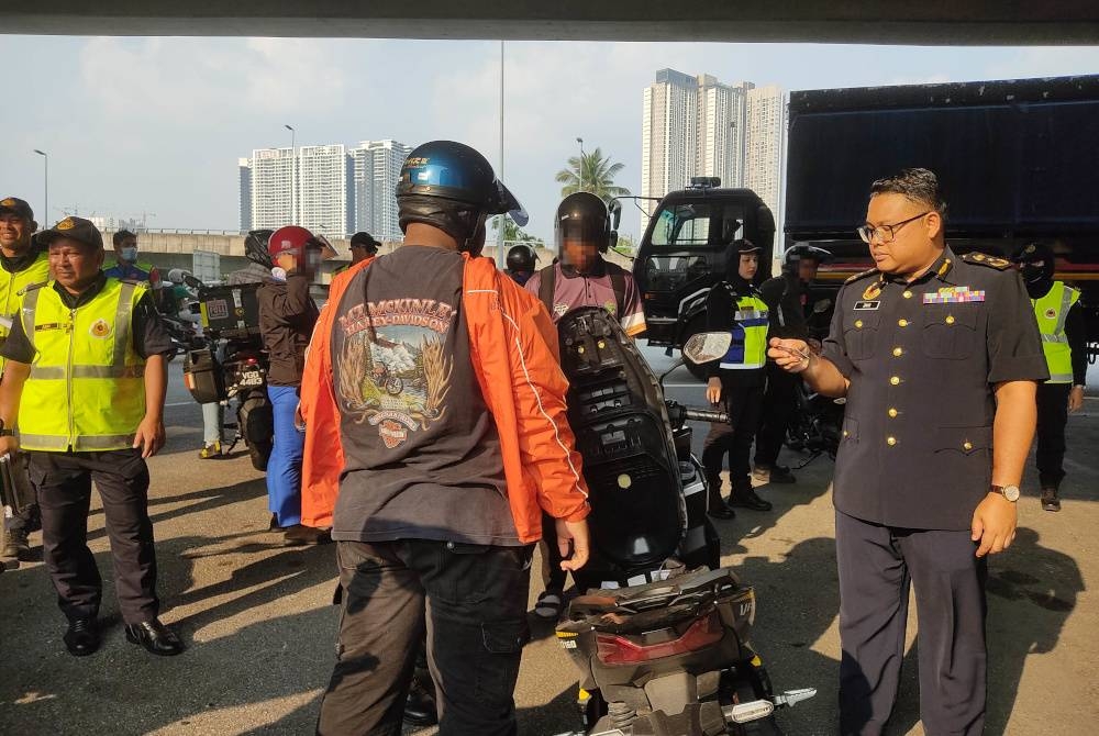 Mohd Zaki (kanan) hadir dalam Op Sepadu di Plaza Tol Sentul Pasar, Kuala Lumpur pada Rabu.