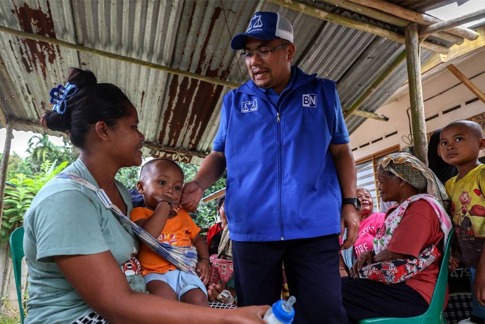 Amizar ketika menyantuni komuniti Orang Asli di Kampung Ulu Semei, sempena kempen Pilihan Raya Kecil (PRK) Dewan Undangan Negeri (DUN) Pelangai. - Foto Bernama