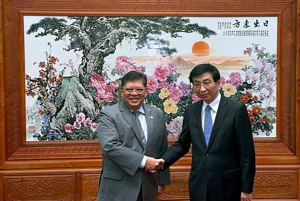 Johari mengadakan pertemuan dua hala dengan Wang Huning pada Rabu di Dewan Besar Rakyat Beijing sempena lawatan rasminya ke republik itu sejak 23 September lepas.- Foto Bernama