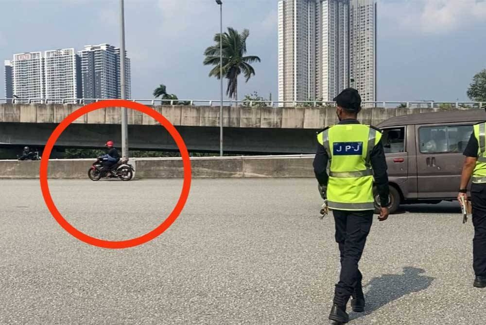 Seorang penunggang motosikal bertindak memecut laju motosikalnya semasa pemeriksaan Op Sepadu di Plaza Tol Sentul Pasar, Kuala Lumpur pada Rabu.