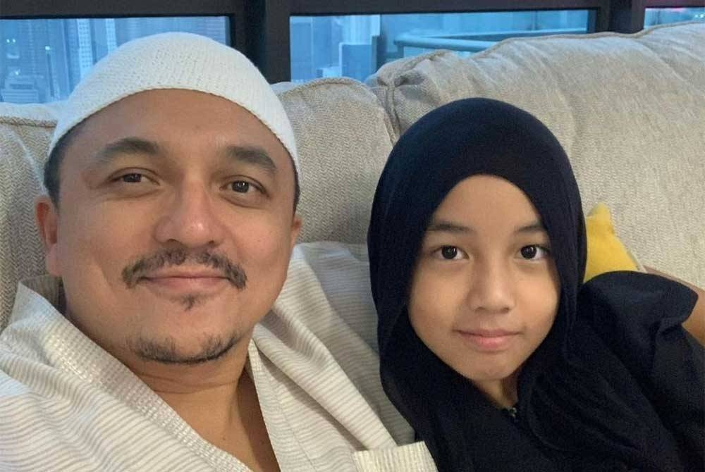 Engku Emran bersama anaknya, Engku Aleesya.