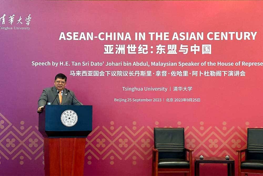 Johari melawat dan menyampaikan syarahan umum kepada penuntut Malaysia di Universiti Tsinghua Beijing China pada Rabu. - Foto Bernama