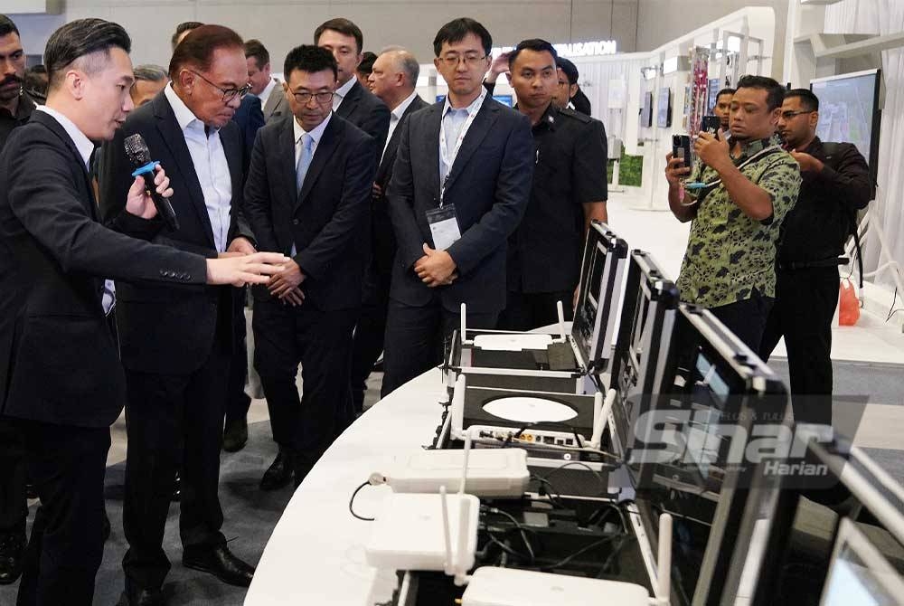 Anwar (dua dari kiri) diiringi Simon (dua dari kanan) melawat ruang pameran selepas selesai merasmikan majlis penutup Sidang Kemuncak Teknologi Maklumat dan Komunikasi 2023 anjuran Huawei Technology Sdn Bhd di MITEC di Kuala Lumpur pada Rabu. FOTO: ROSLI TALIB