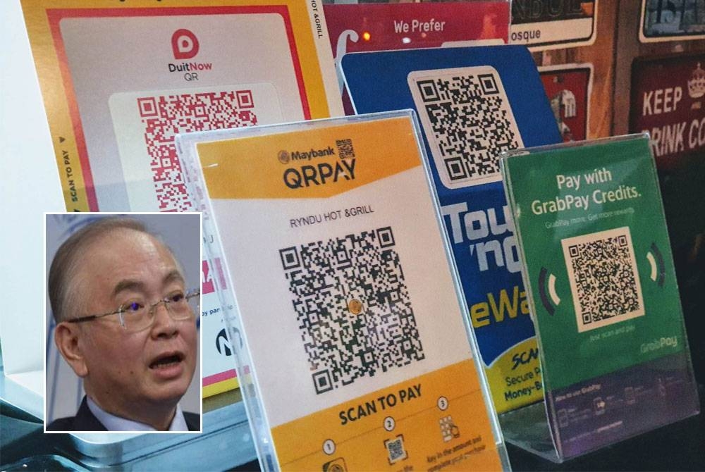 Keputusan untuk mewujudkan bayaran transaksi baharu menerusi aplikasi QR DuitNow bermula 1 November bakal membebankan peniaga kecil. Gambar kecil: Ka Siong