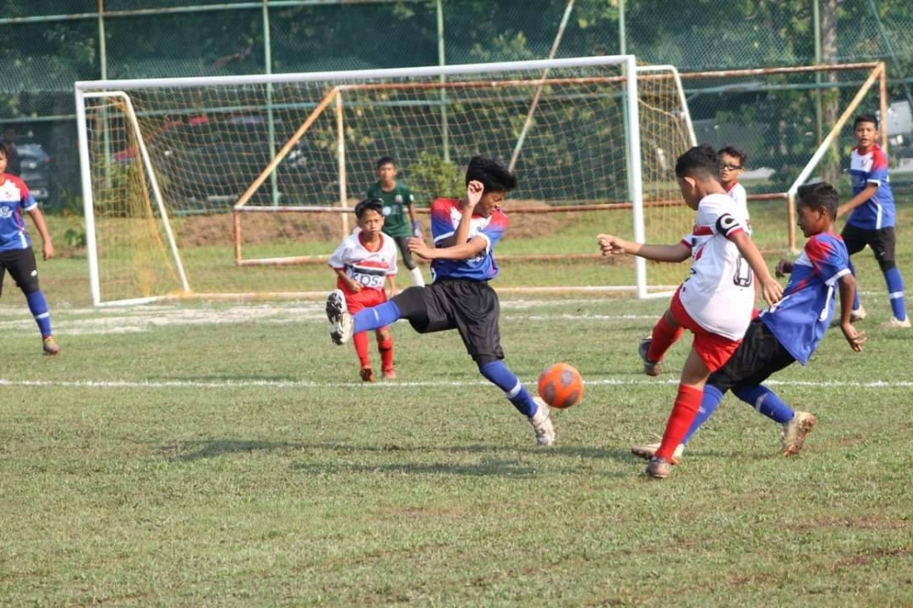 Antara aksi menarik perlawanan separuh akhir Piala Raja Muda Selangor, SK Taman Alam Megah menentang SK Seri Selangor di padang SK Putra Heights 2 pada Rabu.