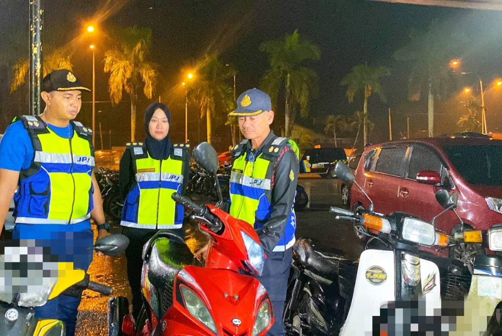 Nazili (kanan) menunjukkan sebahagian daripada motosikal yang disita semasa Operasi Khas Motosikal di seluruh Kelantan bermula 1 September hingga Rabu.