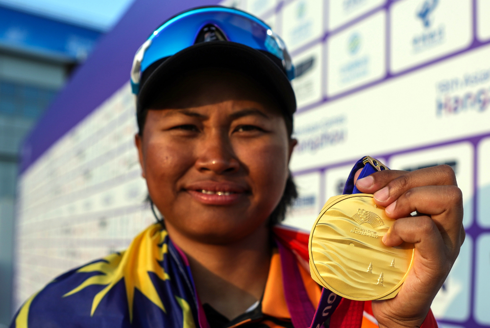 Nur Syazrin menunjukkan pingat emas yang dimenanginya dalam acara ILCA 6 kategori wanita pada temasya Sukan Asia Hangzhou 2022 di Tasik Dongqian. - Foto: Bernama