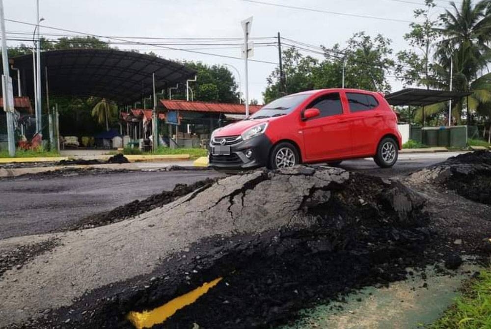 Keadaan jalan raya yang dilalui pengguna didakwa kembali rosak