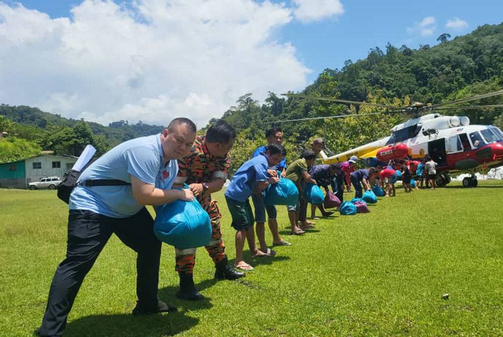 Usaha menyalurkan bekalan makanan untuk penduduk di perkampungan sekitar Pensiangan dilakukan menerusi misi kemanusiaan oleh pelbagai agensi