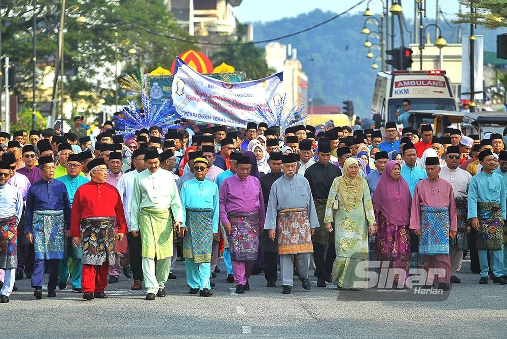 Tuanku Muhriz (depan, empat dari kanan) dan Tuanku Aishah (depan, tiga dari kanan) berarak sempena sambutan Maulidur Rasul peringkat Negeri Sembilan.