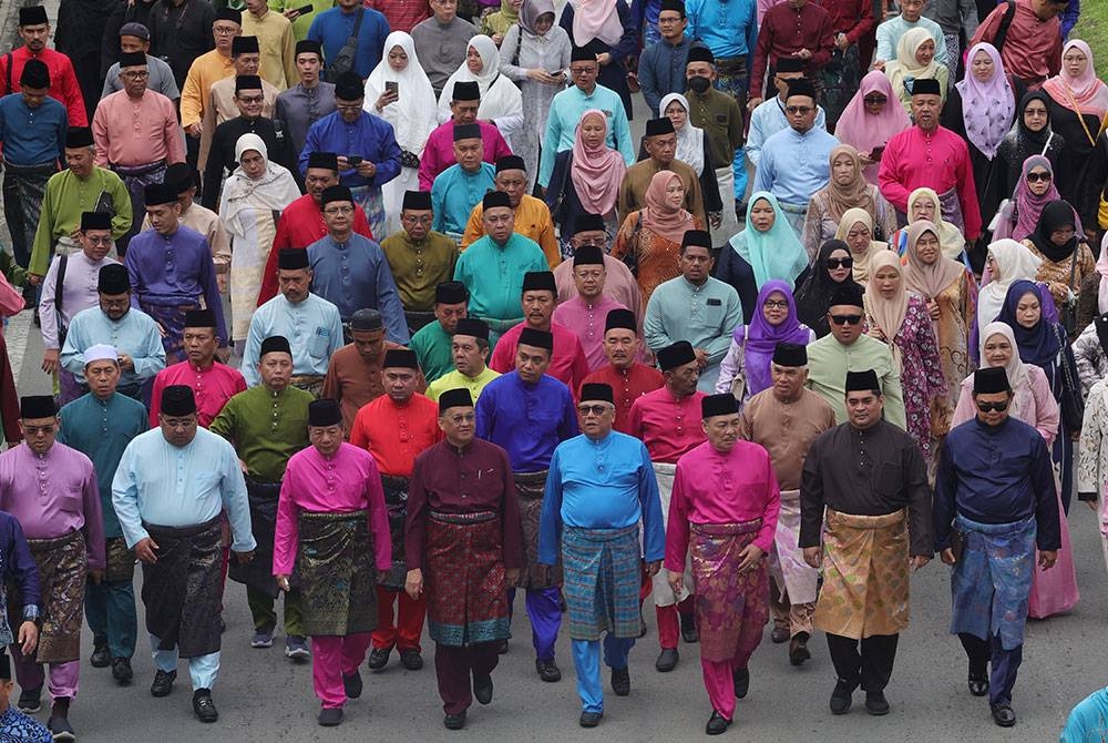 Hajji Noor (depan tiga dari kanan) bersama orang ramai menyertai perarakan Sambutan Maulidur Rasul Peringkat Negeri Sabah dari Padang Merdeka menuju ke SICC pada Khamis - Foto: Bernama